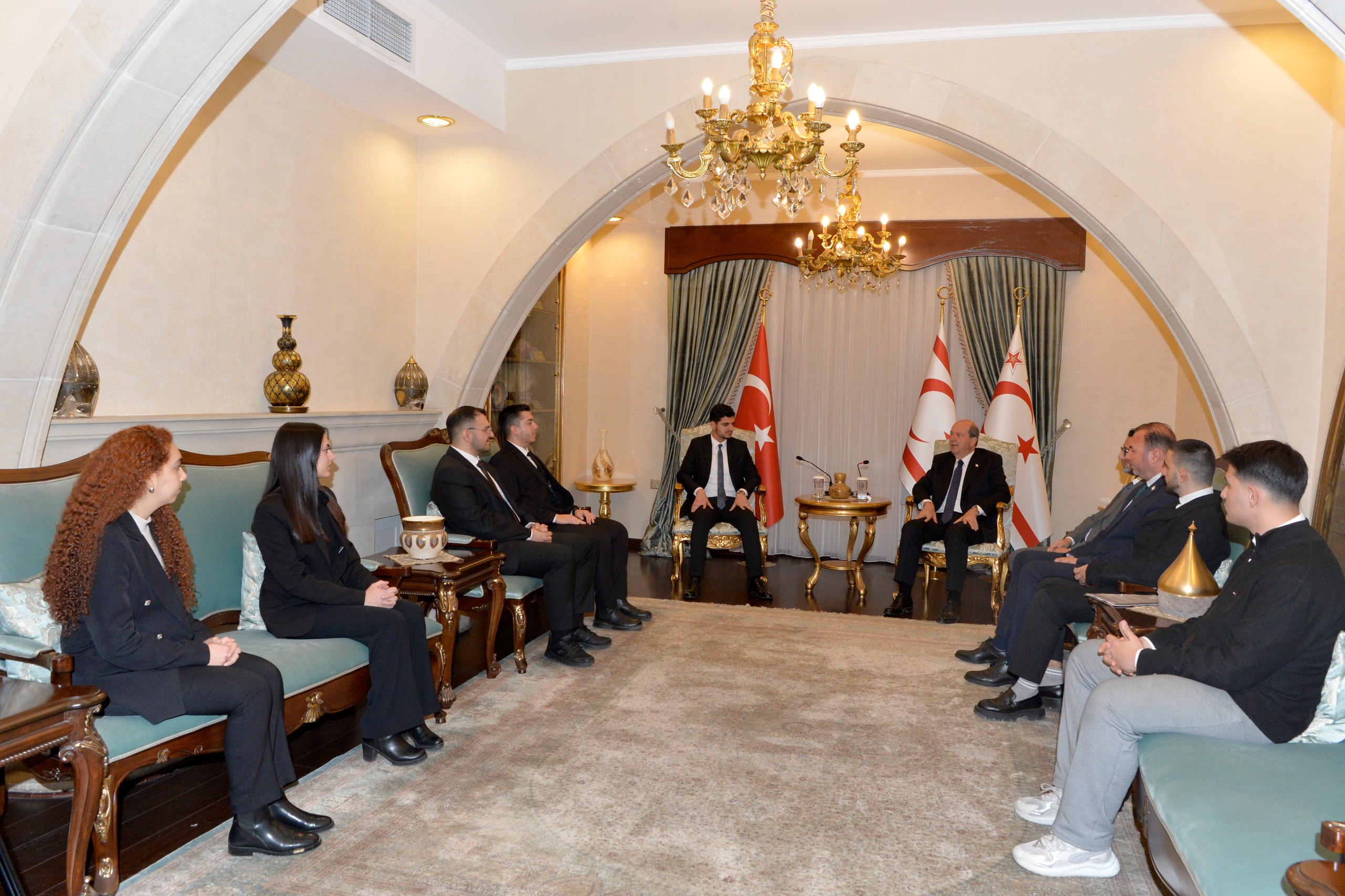 Cumhurbaşkanı Tatar, Bağımsız Gençlik Derneği heyetini kabul etti