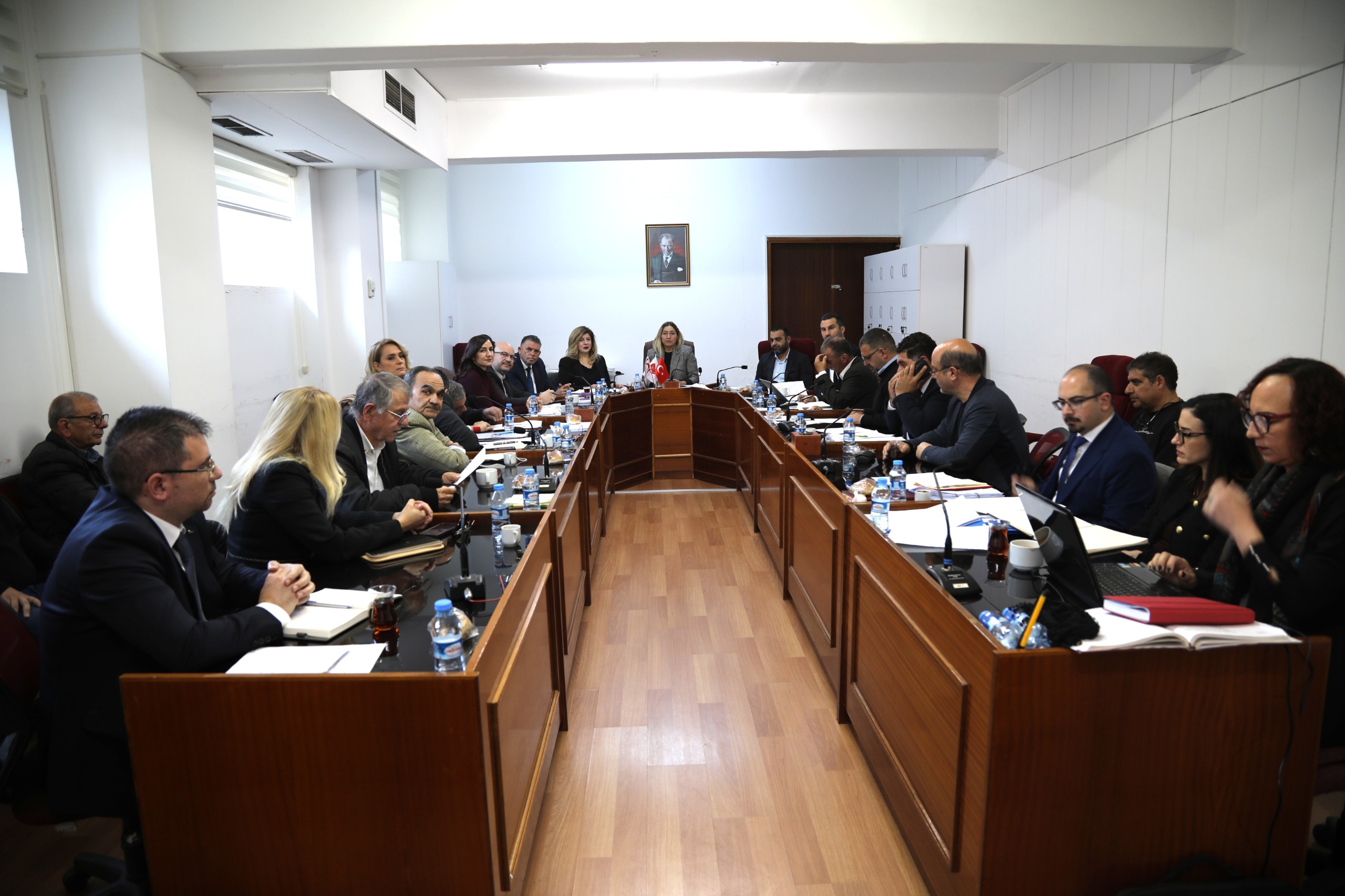 Hukuk, Siyasi İşler, Dışilişkiler ve Savunma Komitesi on tane yasa tasarısını görüştü