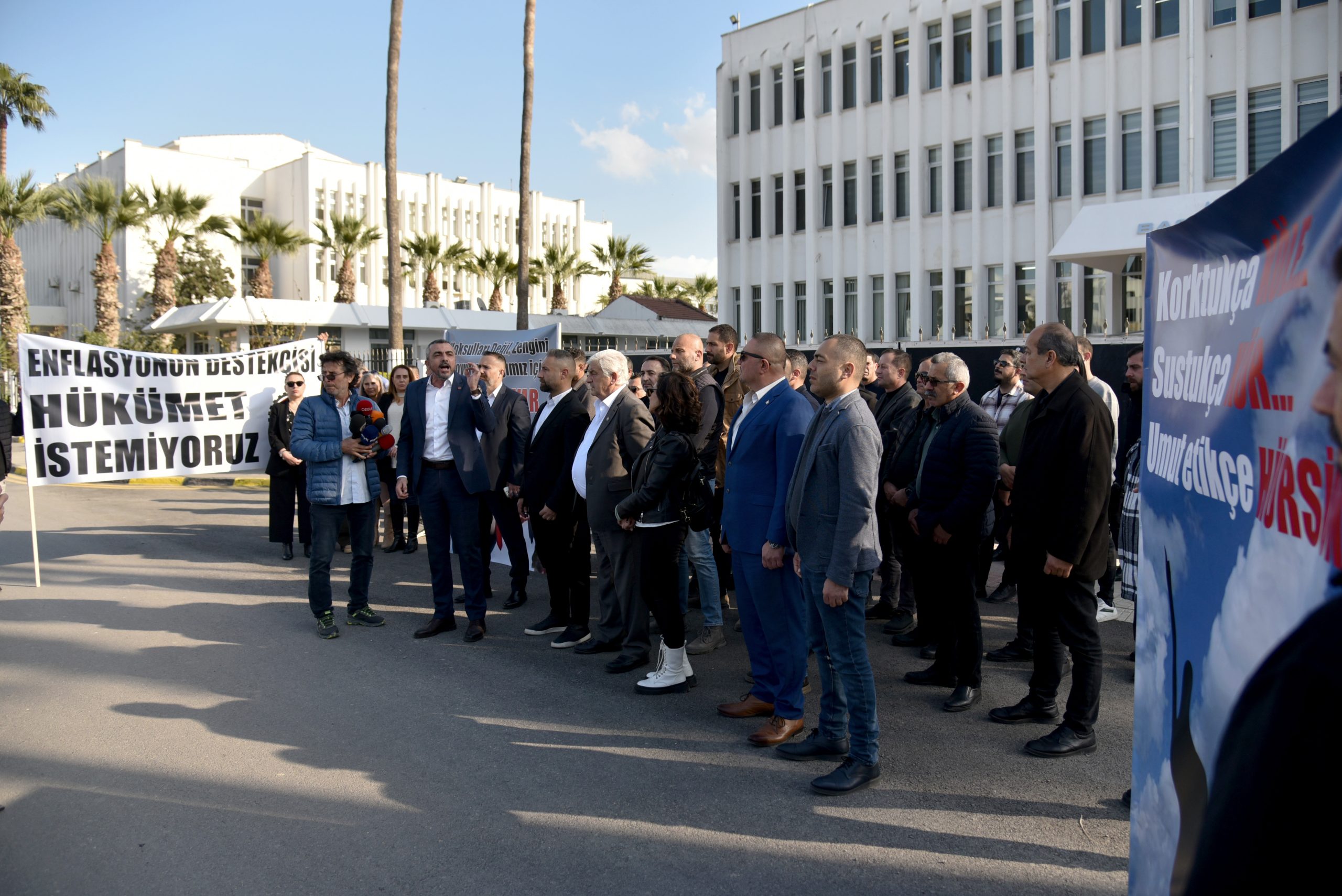 Hür-İş Başbakanlık önünde protesto eylemi yaptı: “Cuma akşamı Lefkoşa’da yürüyüş düzenlenecek”