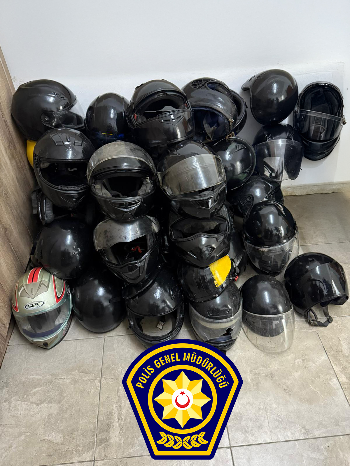 Polisiye olaylar… Girne’de bir kişinin evinde hırsızlık olduğundan şüphelenilen 50 kask bulundu