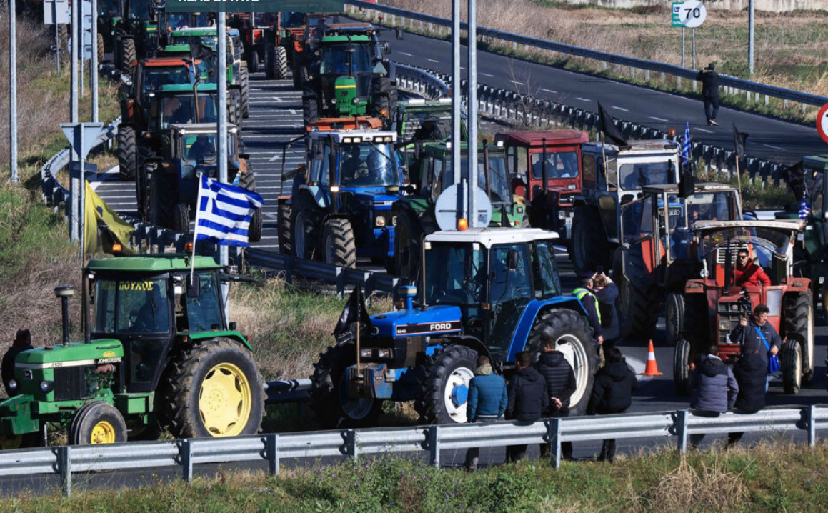 Yunanistan’da çiftçiler hükümetten ekonomik destek talebiyle eylem başlattı