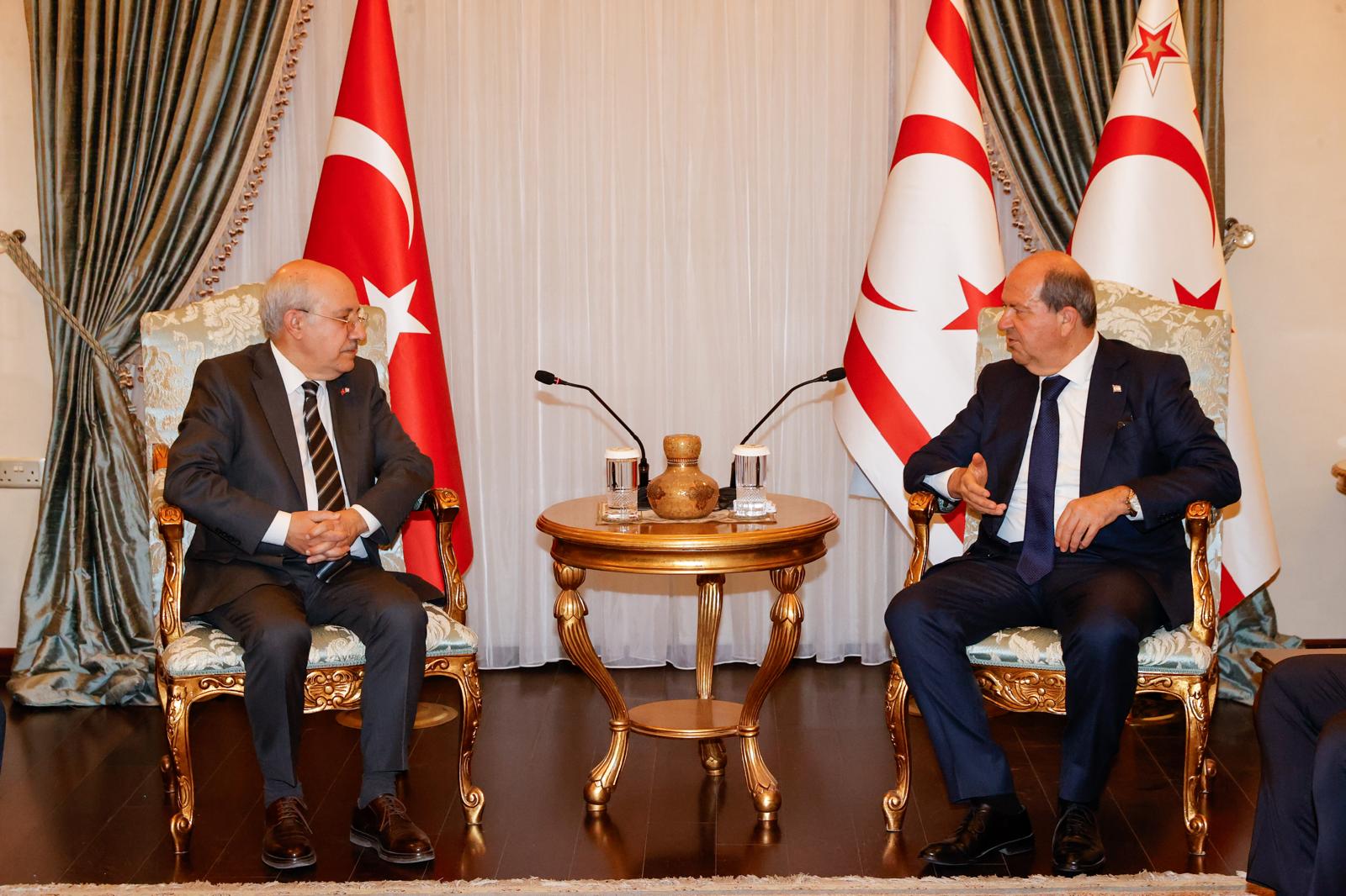Cumhurbaşkanı Tatar, Rauf Denktaş Üniversitesi Rektörü ve beraberindeki heyeti kabul etti