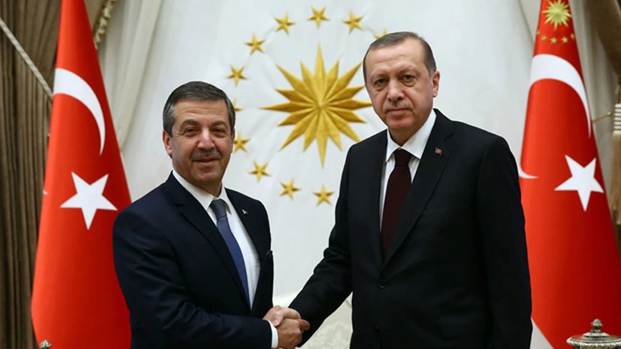 Dışişleri Bakanı Ertuğruloğlu, yeniden AK Parti Genel Başkanı seçilen Türkiye Cumhurbaşkanı Erdoğan’ı kutladı