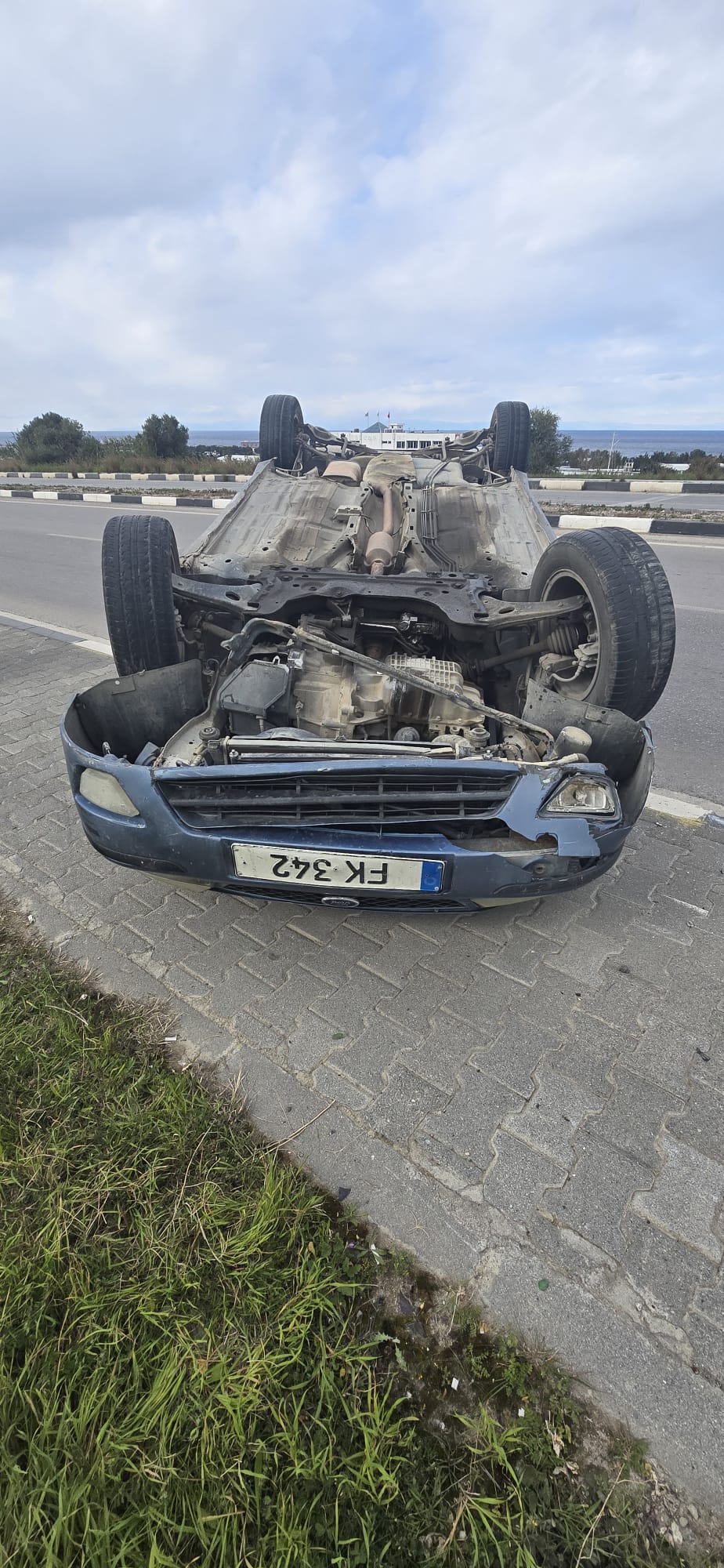 Girne-Alsancak çevre yolunda bir araç takla attı…Yaralanan olmadı