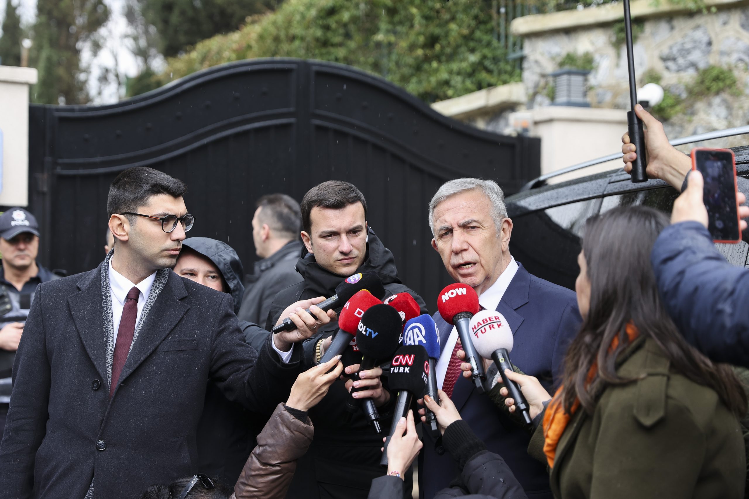 Mansur Yavaş, gözaltına alınan Ekrem İmamoğlu’nun evini ziyaret etti