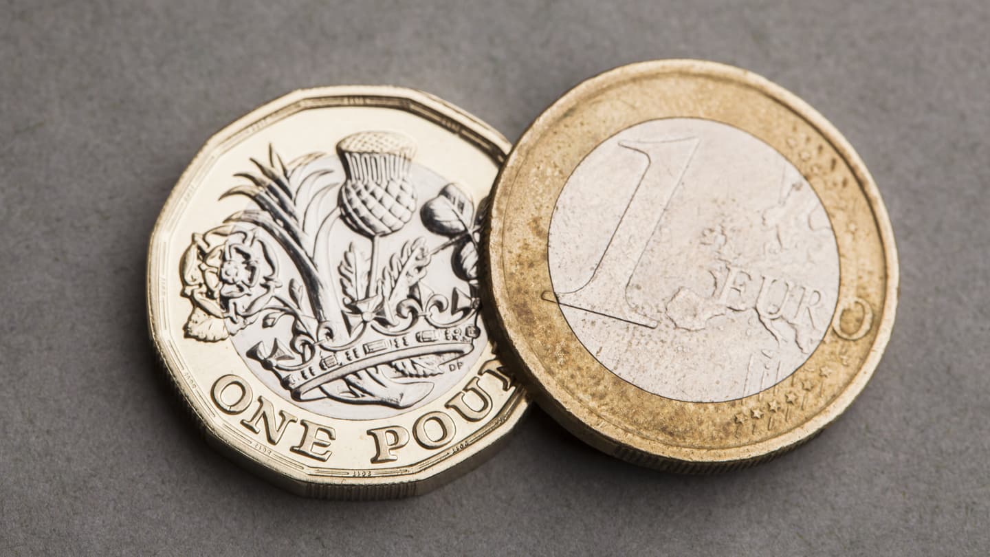 Euro 41.70, sterlin 49.90, dolar 38.10 TL’den işlem görüyor