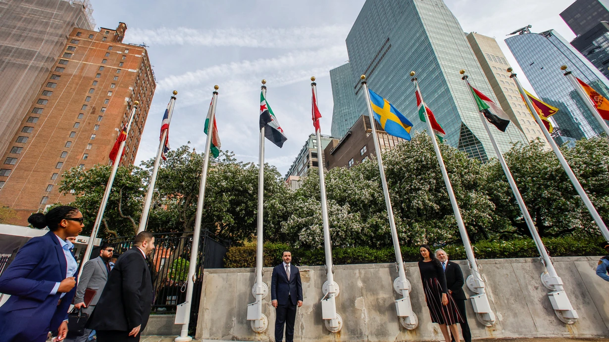 New York’taki BM merkezinde, yeni Suriye bayrağı göndere çekildi
