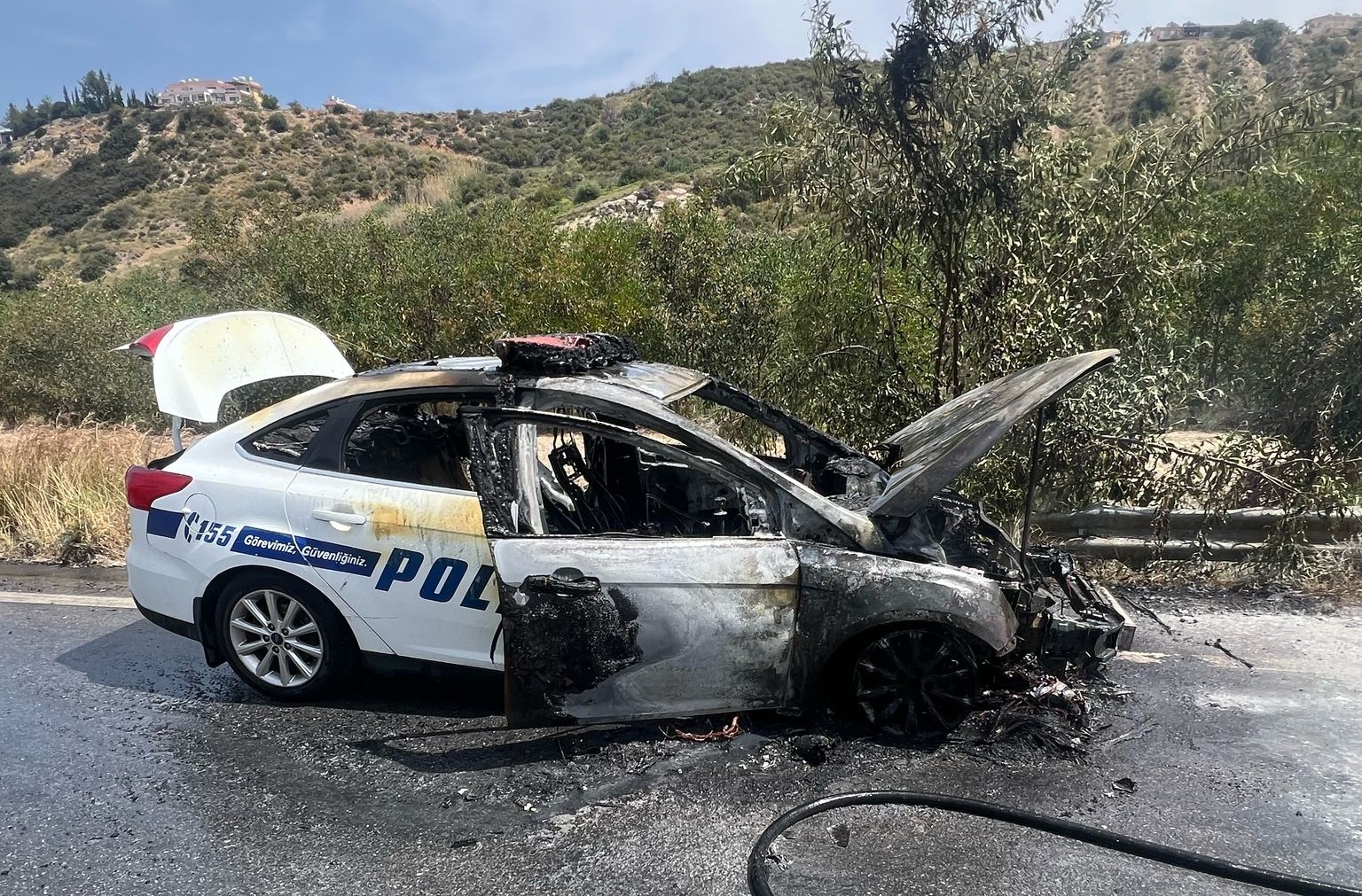 Seyir halindeki polis aracı yandı