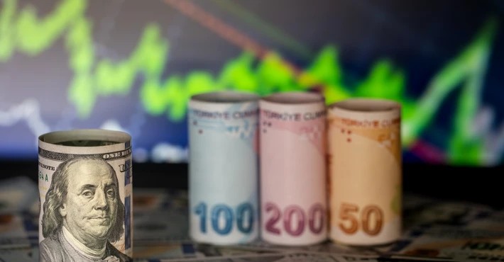 Sterlin 51.75, euro 43.95, dolar 38.75 TL’den işlem görüyor