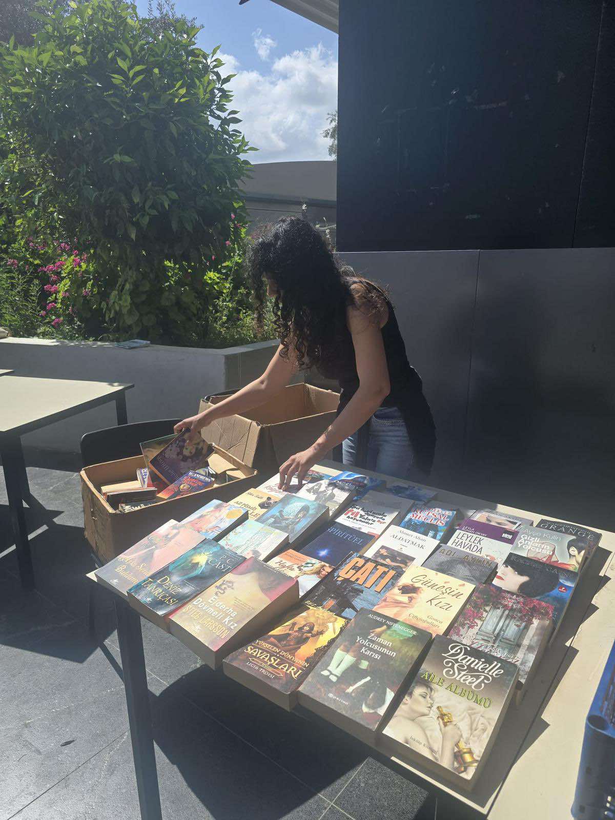 Uluslararası Final Üniversitesi öğrencileri kermes düzenledi