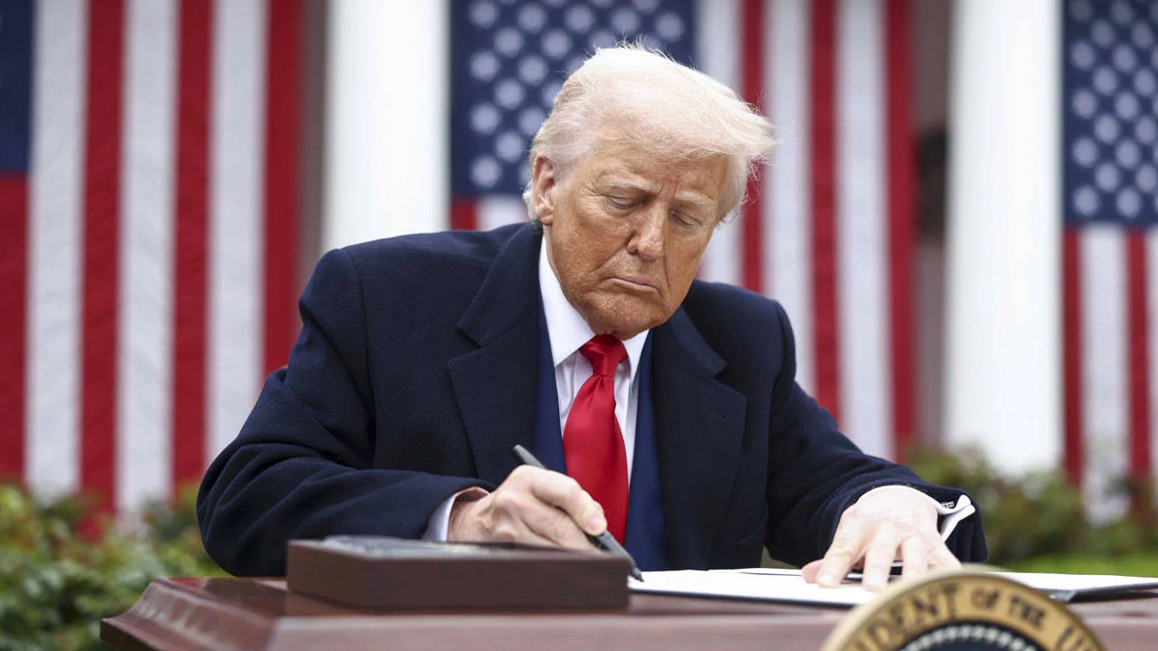 Trump, “ulusal güvenlik tehditleri” gerekçesiyle 12 ülkeden ABD’ye seyahati yasakladı