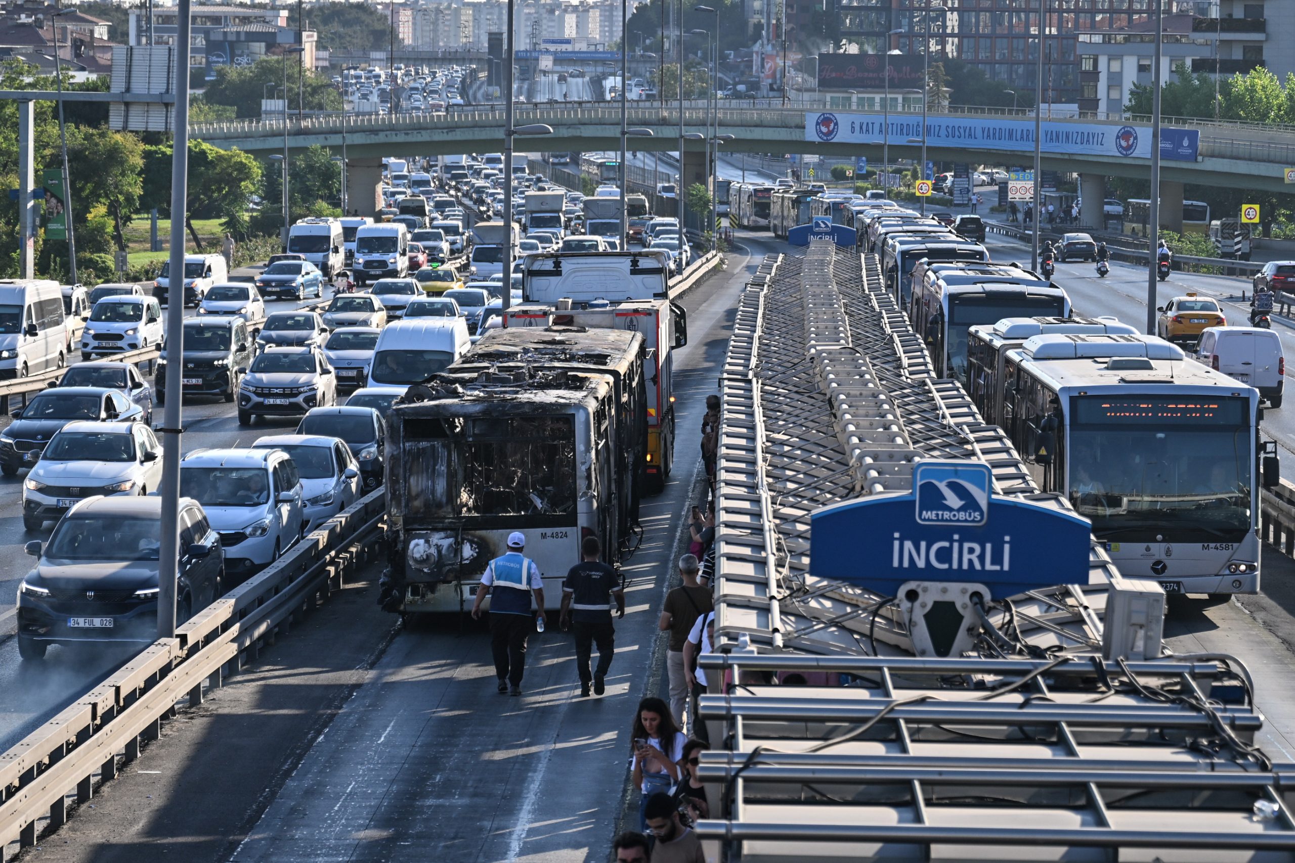 Bakırköy’de metrobüste yangın