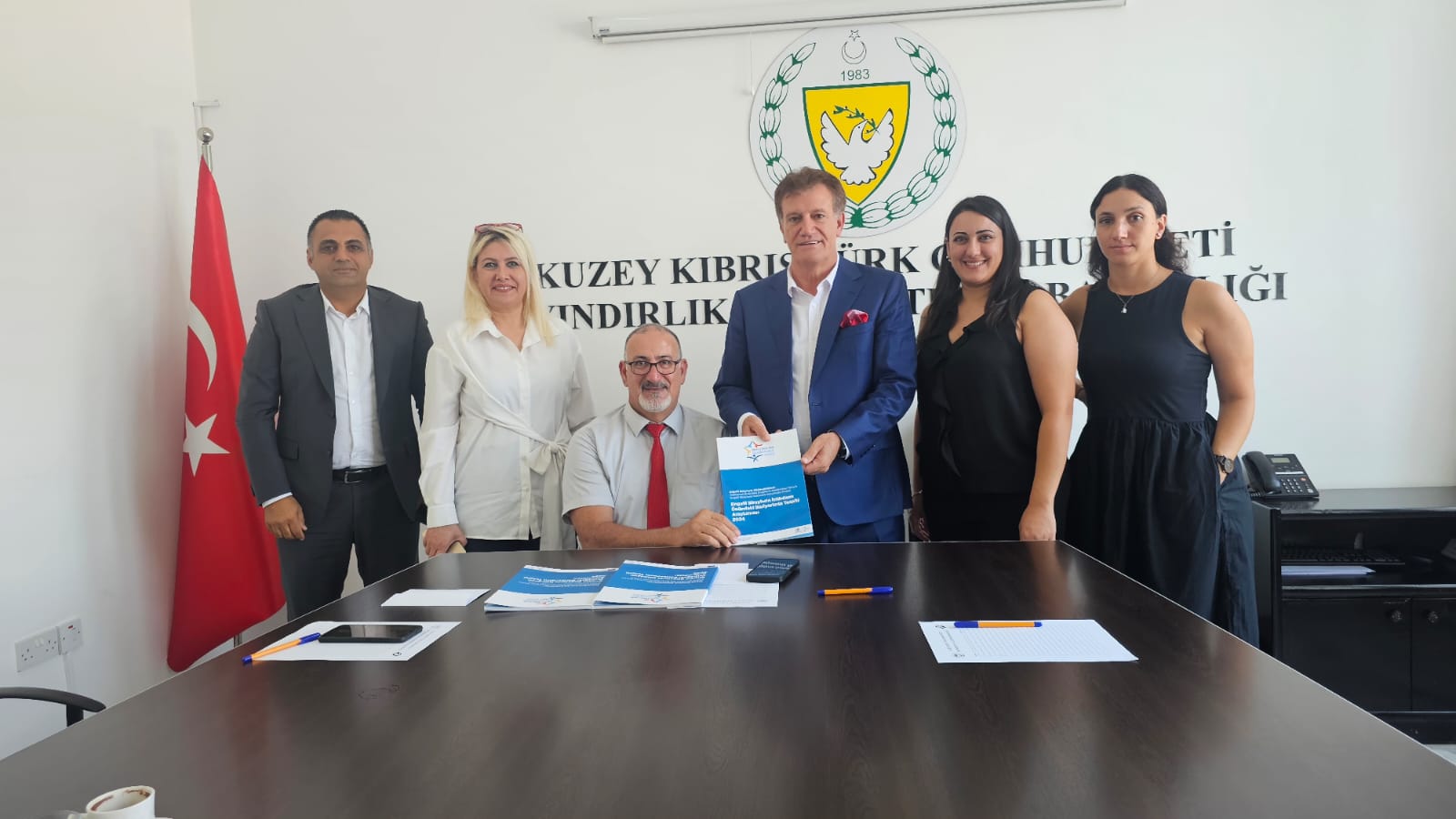 Bayındırlık ve Ulaştırma Bakanı Arıklı, Kıbrıs Türk Ortopedik Özürlüler Derneği ile görüştü