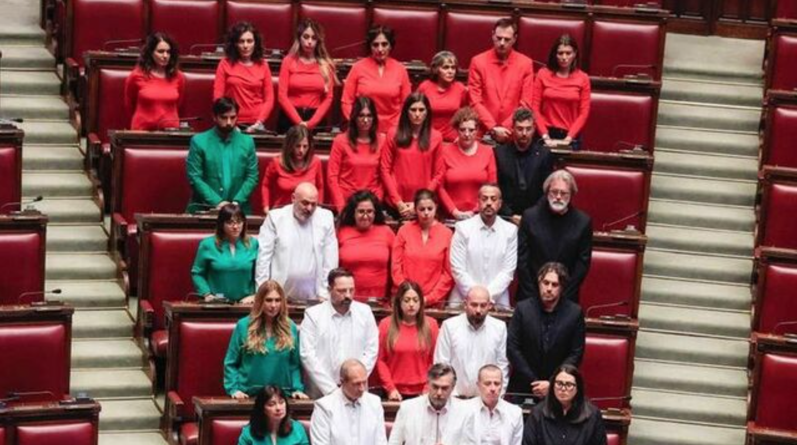 İtalya’da muhalefet vekilleri, parlamentoya Filistin bayrağının renklerini taşıyan kıyafetlerle girdi