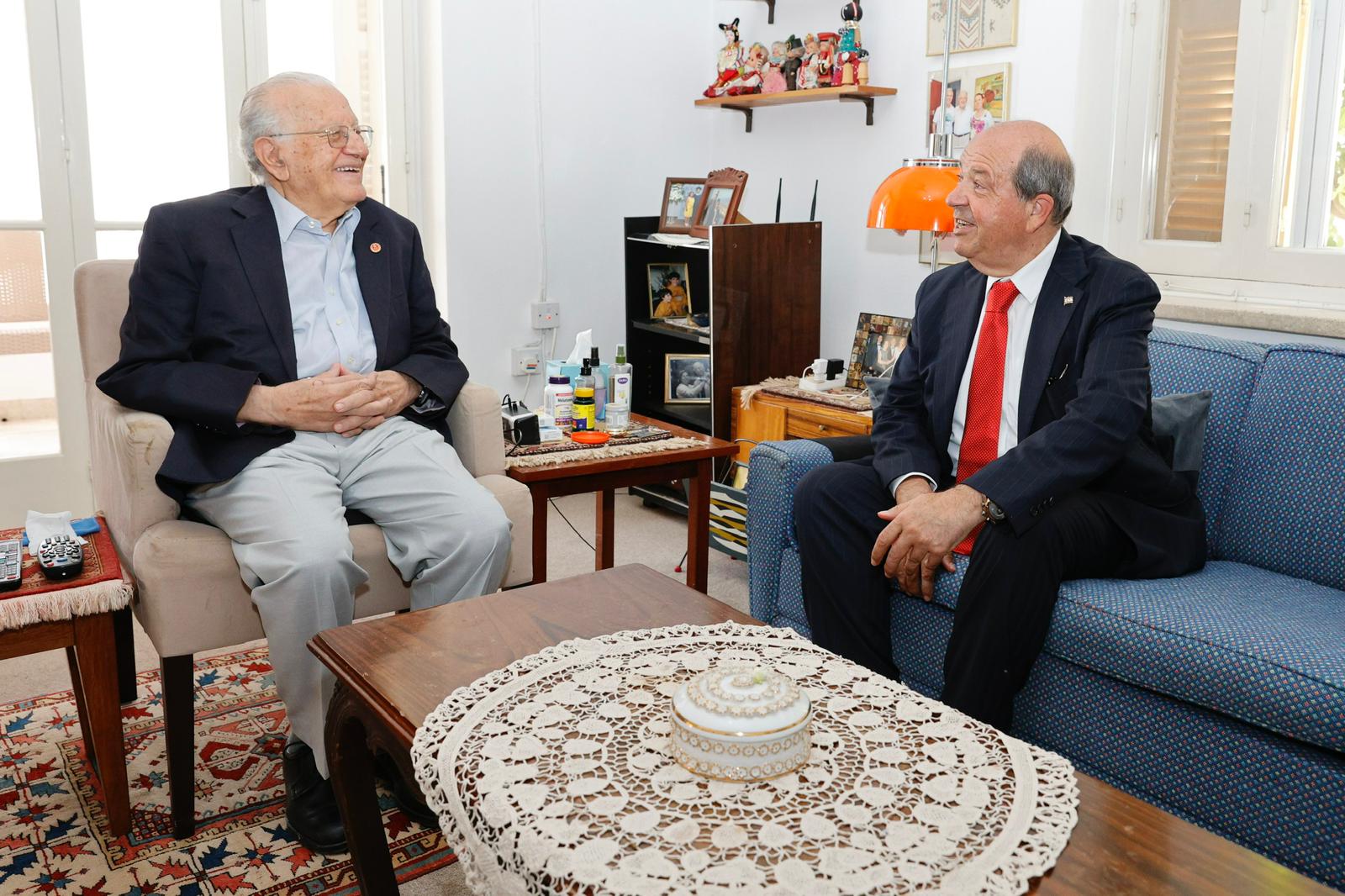 Tatar, eski Başbakan ve Meclis Başkanı Hakkı Atun’u evinde ziyaret etti