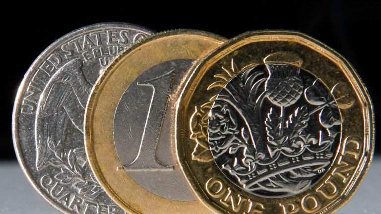 Euro 48,90 TL, sterlin 56,10 TL, dolar 41,70 TL’den işlem görüyor