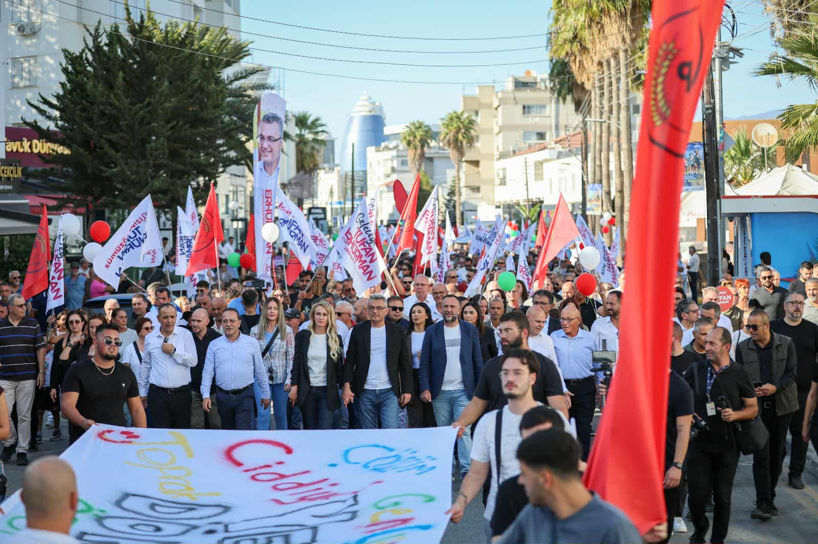 Erhürman için “Yeni Döneme Yürüyoruz” sloganlı yürüyüş düzenlendi