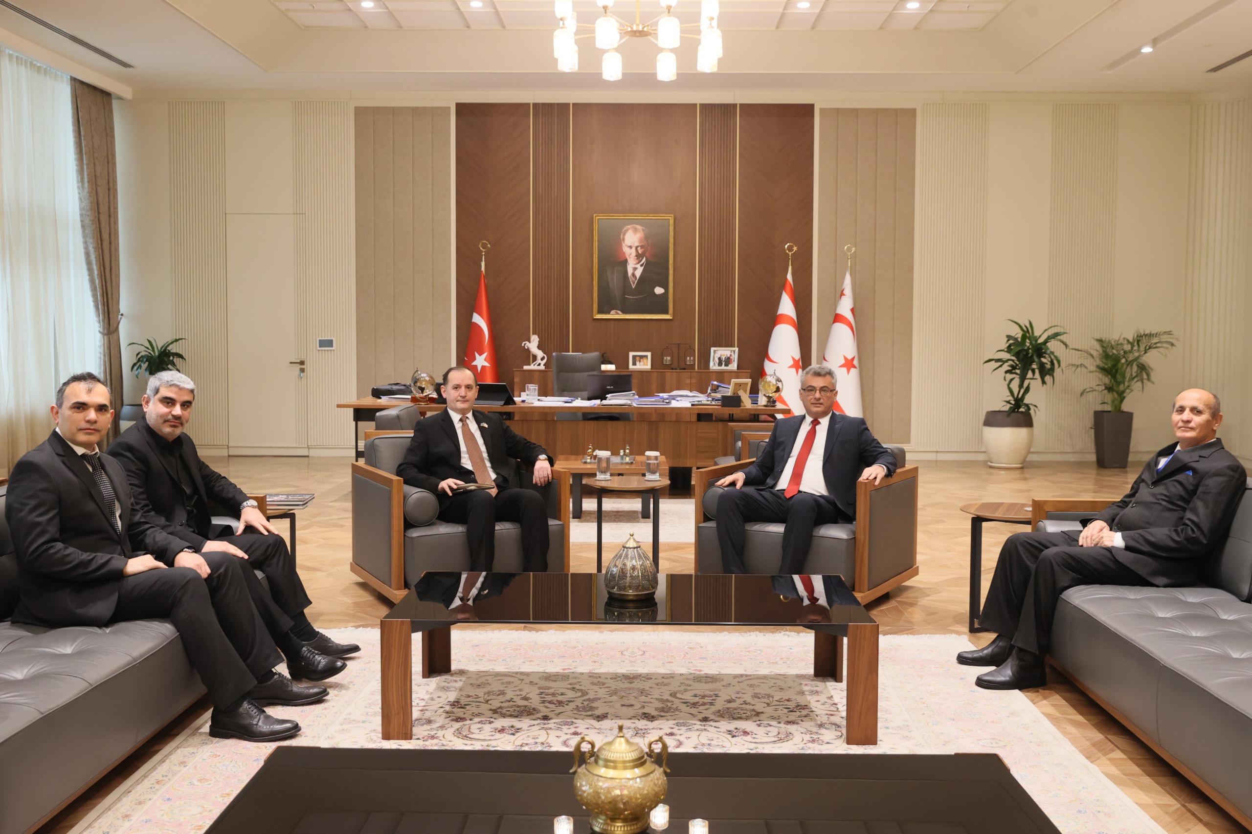 Cumhurbaşkanı Erhürman, Azerbaycan-Kıbrıs Dostluk Cemiyeti’ni kabul etti