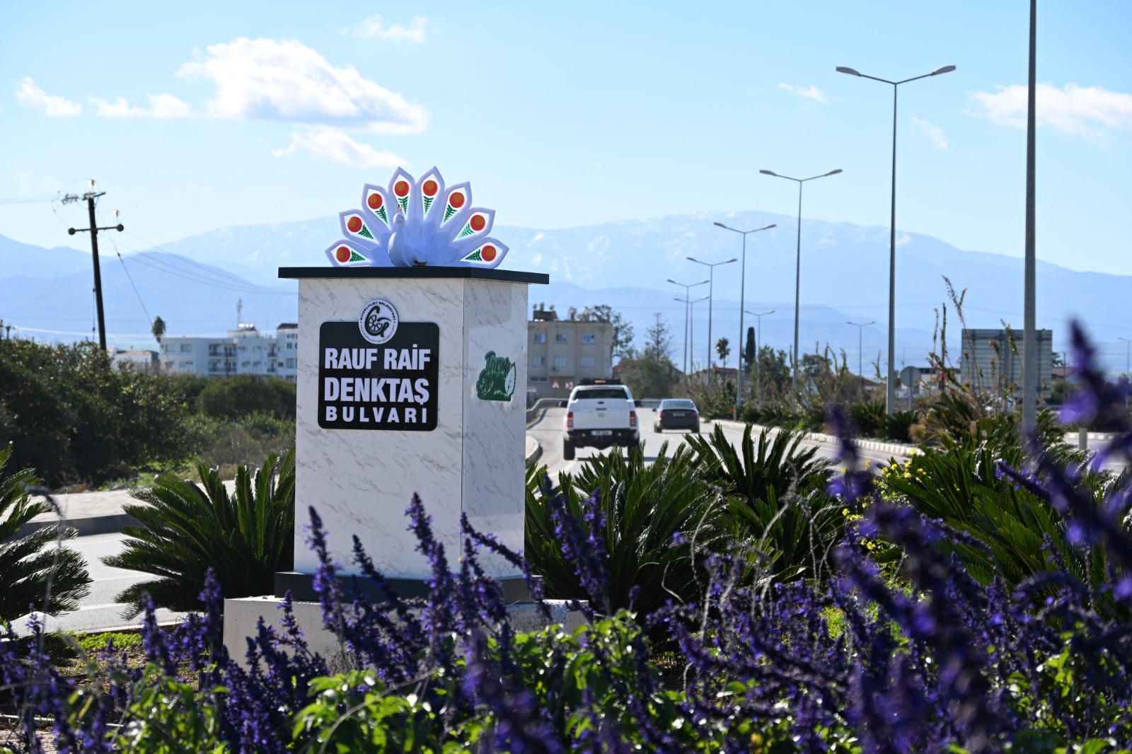 Güzelyurt’ta bulvarların tabelaları yenileniyor