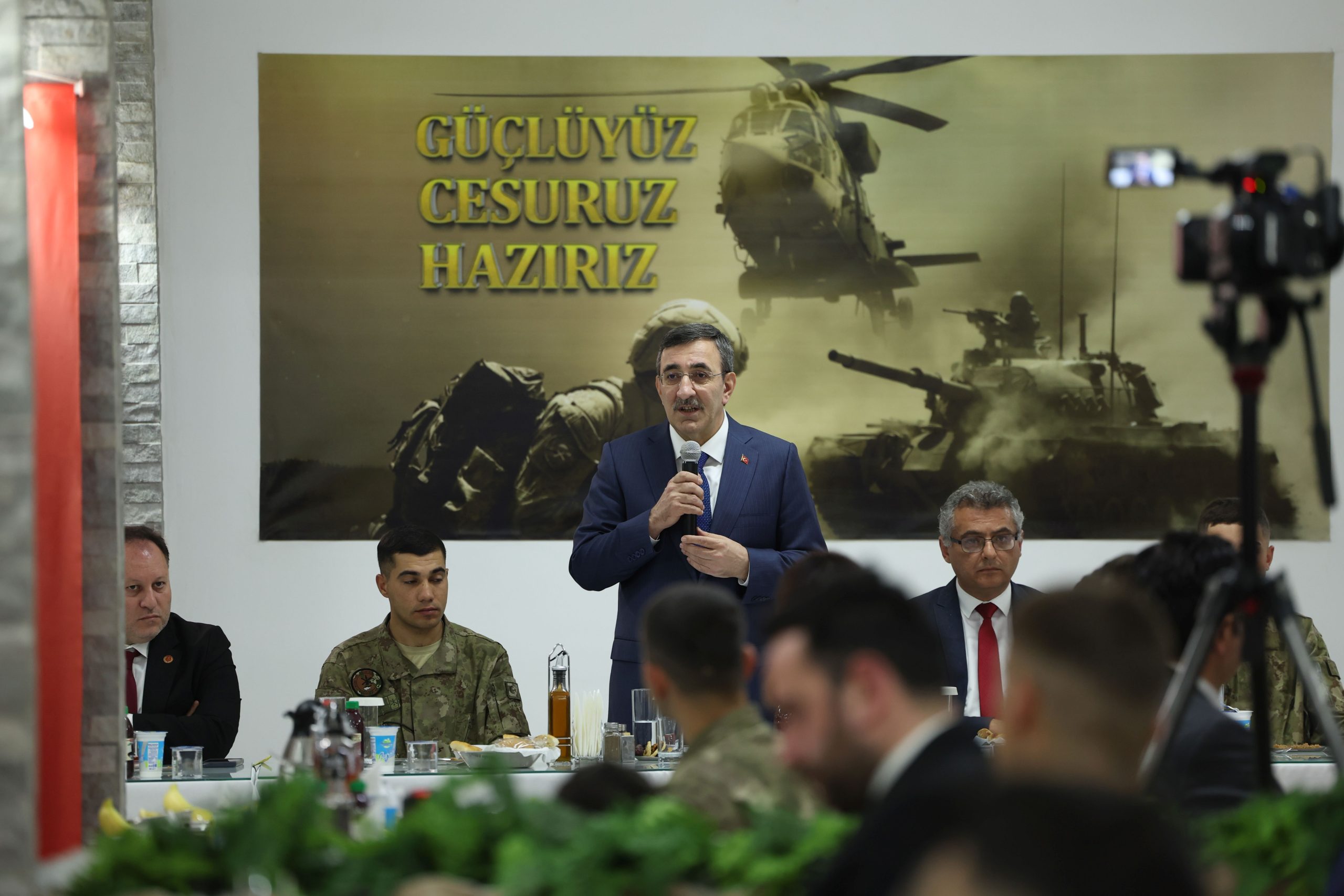 Türkiye Cumhurbaşkanı Yardımcısı Yılmaz, KKTC’de Mehmetçikle iftar yaptı