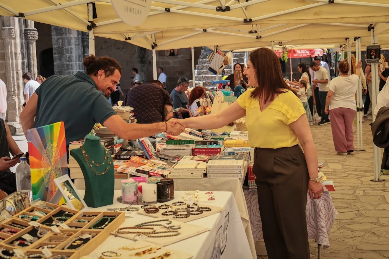İncirli, Yeşilırmak Çilek ve Kıbrıs İpek Koza Festivali'ni ziyaret etti