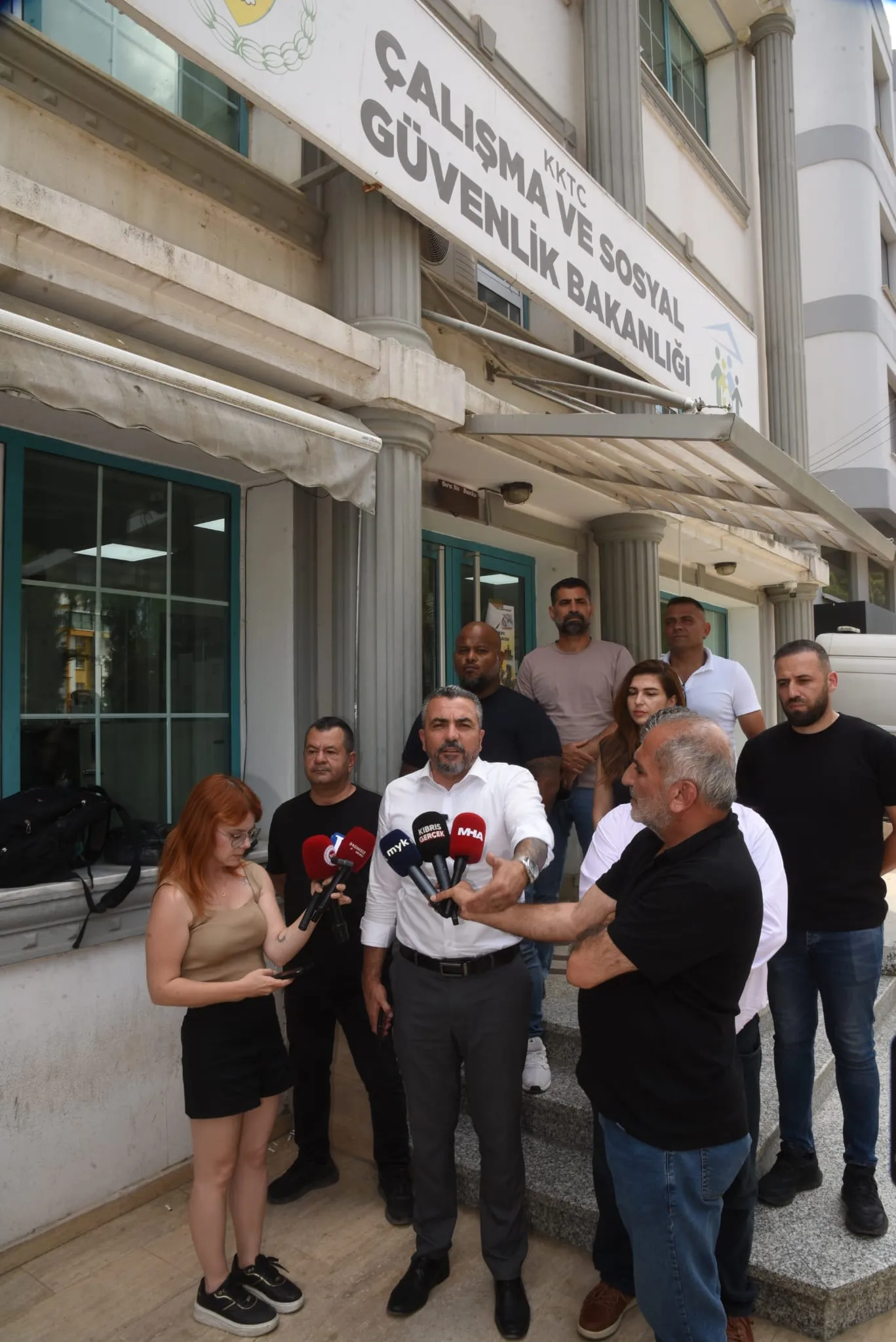 HÜR-İŞ Çalışma ve Sosyal Güvenlik Bakanlığı önünde basın açıklaması yaparak asgari ücret masasının kurulmasını talep etti