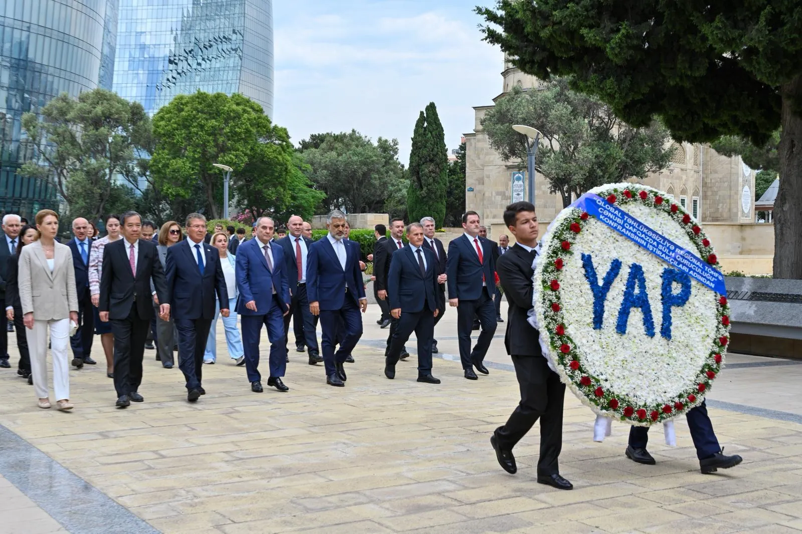 Üstel, Haydar Aliyev’in anıt mezarını ziyaret etti